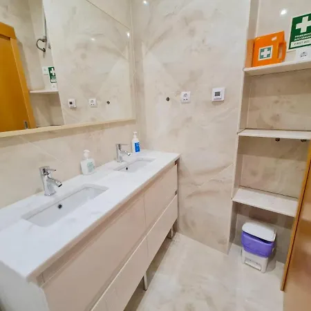 Apartamento T1 - Composto Por Quarto, Casa De Banho E Cozinha Ideal Para 1 Casal De Ferias Maison d'hôtes
