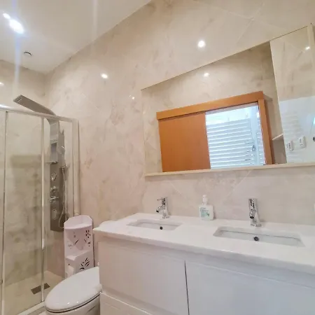 Apartamento T1 - Composto Por Quarto, Casa De Banho E Cozinha Ideal Para 1 Casal De Ferias Maison d'hôtes