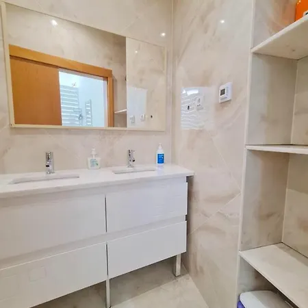 Apartamento T1 - Composto Por Quarto, Casa De Banho E Cozinha Ideal Para 1 Casal De Ferias Maison d'hôtes *